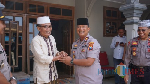 AKBP Eva Guna Pandia bertemu Ketua MUI Kabupaten Tulungagung KH Hadi Mahfuzd atau Gus Hadi.