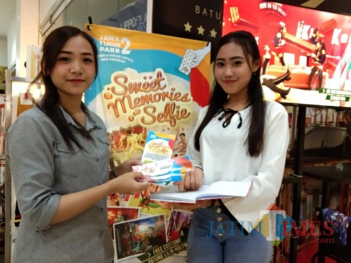 Erren Vitaloka Marketing Sweet Memories Selfie Jatim Park 2 (memakai blous putih) foto Sweet Memories Selfie (SMS) for JatimTimes.