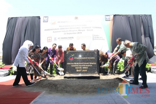 Khofifah saat peletakan batu pertama pembangunan Gresik Amonia Receiving / Storage Terminal