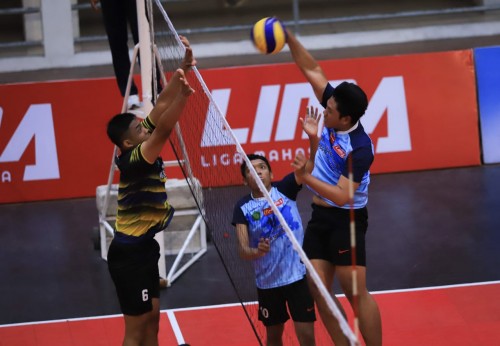 Pemain UIN Maliki (biru kanan) saat melakukan spike (istimewa)