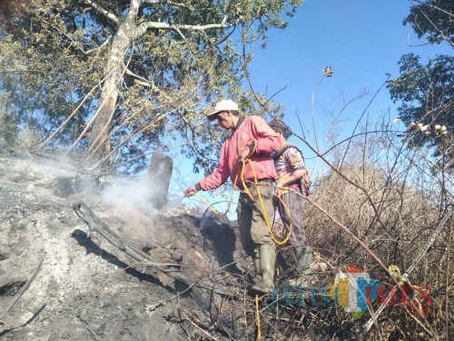 Petugas tengah melakukan pemadaman api karhutla di Gunung Semeru. (Foto: Dokumen BB TNBTS)