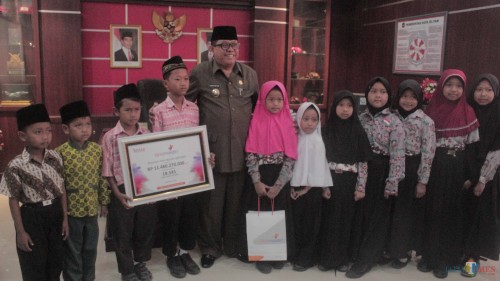 Plt Wali Kota Blitar Santoso bersama anak yatim dari Yayasan Yatim Mandiri.(Foto : Aunur Rofiq/BlitarTIMES)
