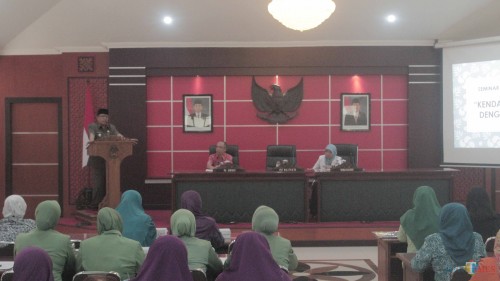 Plt Wali Kota Blitar Santoso saat memberikan sambutan di acara seminar penyakit tidak menular 'Hipertensi dengan deteksi dini'.(Foto : Aunur Rofiq/BlitarTIMES)