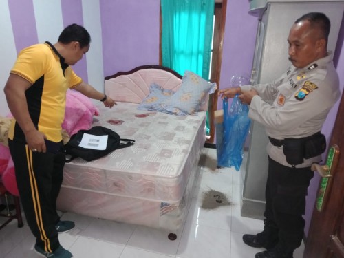Aparat Kepolisian melakukan olah TKP di rumah yang disatroni perampok.
