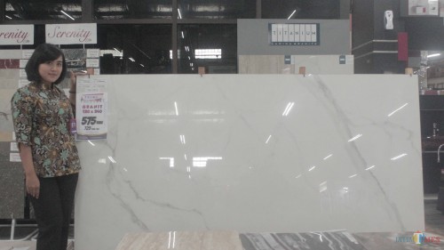 Granit jumbo di Graha Bangunan, produk baru potongan harga spesial.(Foto : Aunur Rofiq/BlitarTIMES)