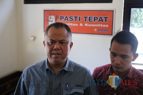 Kepala Perum Bulog Subdivre Surabaya Selatan Wilayah Jombang-Mojokerto Kurniawan saat diwawancarai. (Foto : Adi Rosul / JombangTIMES)