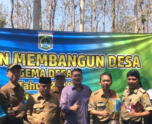 Ketua DPRD Kabupaten Malang Didik Gatot Subroto (tengah) bersama bupati dan sekda Kabupaten Malang di acara Gema Desa. (Nana)