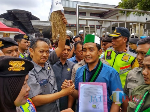 Ketua DPRD Kota Blitar dr Syahrul Alim tegaskan sepakat dengan aspirasi para mahasiswa.(Foto : Malik Naharul/BlitarTIMES)