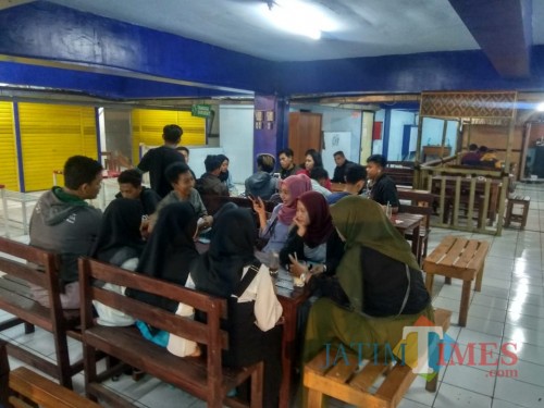 Pengurus dan anggota Ikamala saat melakukan rapat persiapan agenda Makrab di Coffee Times (Foto : A Yahya / MalangTIMES)