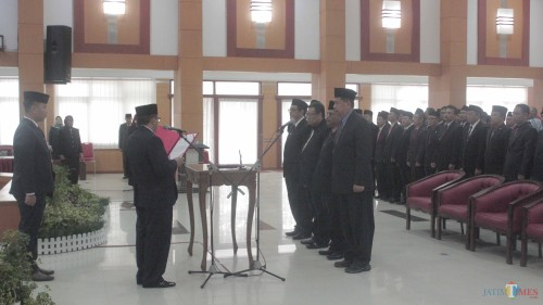 Plt Wali Kota Blitar Santoso melantik 5 pejabat pimpinan tinggi pratama yang dimutasi.(Foto : Aunur Rofiq/BlitarTIMES)