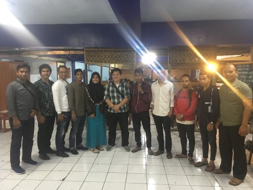 Kasat Intelkam Polres Malang Kota, AKP Muhammad Riza Rahman (enam dari kiri) saat berfoto bersama dengan peserta diskusi dan karyawan Coffee Times (Foto : Ashaq Lupito / MalangTIMES)