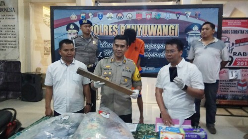 Kapolres Banyuwangi AKBP Taufik Herdiansyah Zeinardi menunjukkan barang bukti yang diamankan dalam kasus perampokan