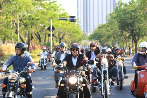 Wakil Wali Kota Surabaya Whisnu Sakti Buana bersama komunitas motor