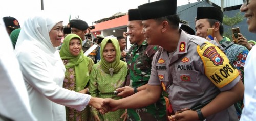Gubernur Jatim, Khofifah Indar Parawansa bersalaman dengan Kapolres Tulungagung, AKBP Eva Guna Pandia (foto : Joko Pramono/Jatim Times)