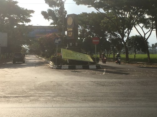 Kondisi sampah yang berserakan di sepanjang jalur Jalibar (Foto : Ashaq Lupito / MalangTIMES)