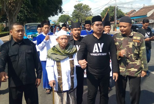 Gus Yazid bersama kyai Suyuti Toha dan 0endukungab berjalan menuju sekretariat koalisi BM2