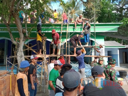 Anggota Koramil Ponggok dan warga gotong royong ngecor Masjid