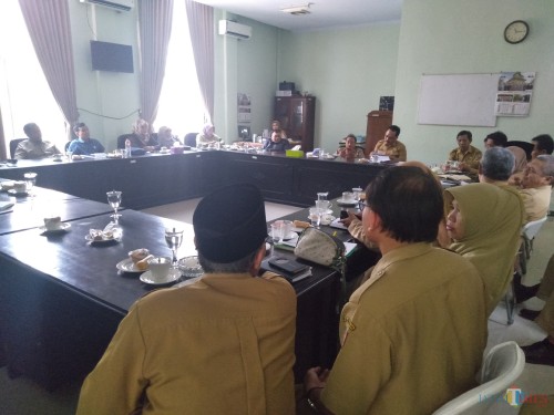Pertemuan anggota DPRD Jombang dengan OPD Pemkab Jombang di ruang Komisi D. (Foto : Adi Rosul / JombangTIMES)