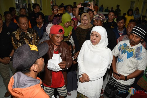 Gubernur Jatim Khofifah ketika mendatangi para pengungsi