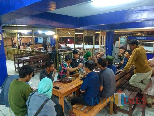 Koordinasi persiapan pelantikan PERMAHI Cabang Malang di Coffee Times. (Foto: A. Yahya/MalangTIMES)