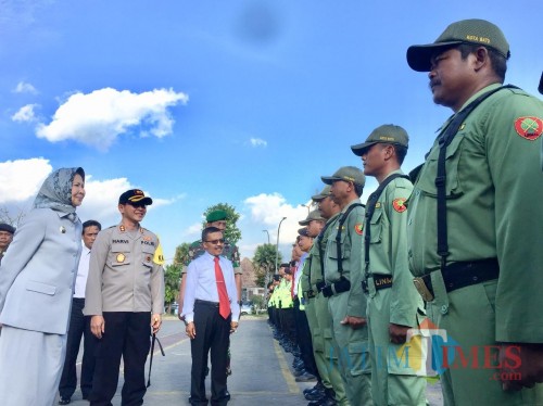 Kapolres Batu, AKBP Harviadhi Agung Prathama bersama Wali Kota Batu Dewanti Rumpoko dan Wakil Wai Kota Batu Punjul Santoso saat melihat kesiapkan pasukan di halaman Balai Kota Among Tani, Selasa (1/10/2019). (Foto: Irsya Richa/MalangTIMES)