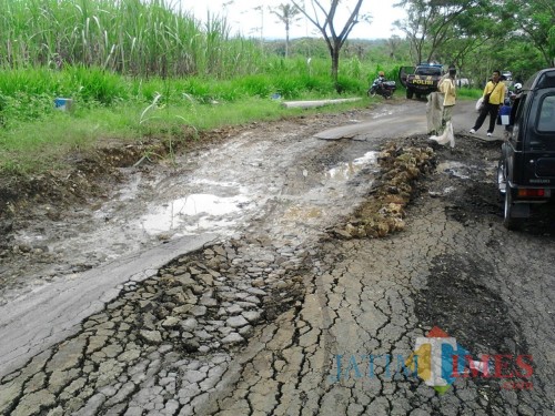 Jalan Sumbernanas, Gedangan, tahun lalu saat mengalami ambles dan sempat dibangun Dinas PU Bina Marga Kabupaten Malang. (nana)