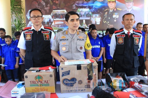 Kapolres Pasuruan memberikan keterangan pers