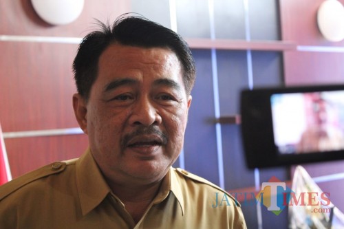 Kepala Dinas Pendidikan dan Kebudayaan Kabupaten Jombang dr Budi Nugroho saat diwawancarai sejumlah wartawan di kantornya. (Foto : Adi Rosul / Jombang TIMES)