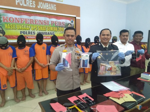 Kapolres Jombang AKBP Boby Pa'ludin Tambunan (tengah) menunjukkan barang bukti tindak kejahatan hasil ungkap Operasi Sikat Semeru 2019. (Foto : Adi Rosul / JombangTIMES)