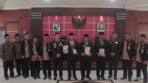 Plt Wali Kota Blitar Santoso bersama Kapolres Blitar Kota dan Komisioner KPU serta Bawaslu Kota Blitar.(Foto: Aunur Rofiq/BlitarTIMES)