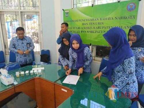 Sekdin Tenaga Kerja Kabupaten Malang Eko Darmawan (kiri) beserta pegawai setelah melakukan uji tes urin oleh BNN (nana)