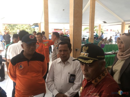 Bupati Malang Muhammad Sanusi (dua dari kanan) beserta rombongan saat melakukan peninjauan di Kecamatan Kalipare. (Foto : Ashaq Lupito / MalangTIMES)