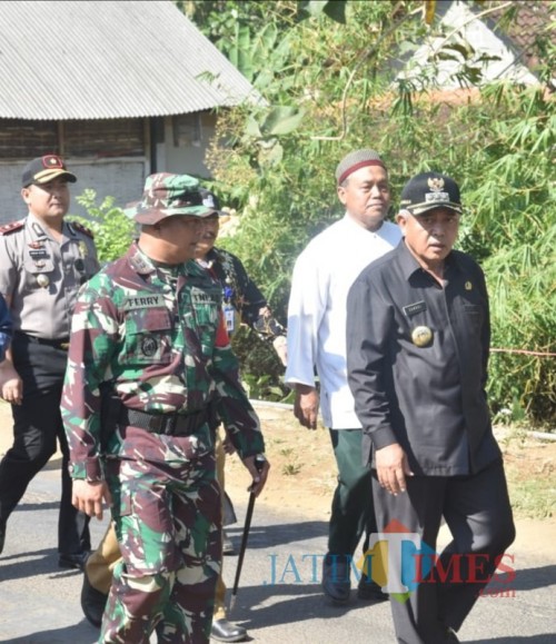 Bupati Malang Sanusi (kanan) dan Dandim 0818 Kol Inf Ferry Muzawwad dalam TMMD ke-106 di Kedungsalam, Donomulyo (for MalangTIMES)