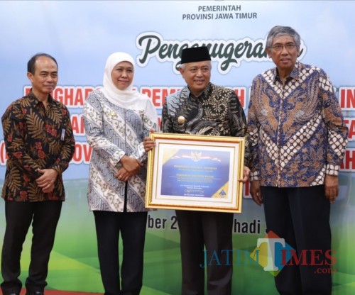 Bupati Malang Sanusi menerima penghargaan opini WTP BPK RI yang kelima secara berturut-turut (Humas Pemkab Malang)