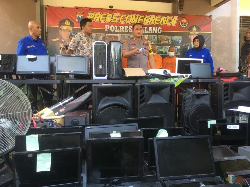Empat orang komplotan pencurian saat sesi rilis di halaman Polres Malang (Foto : Ashaq Lupito / MalangTIMES)