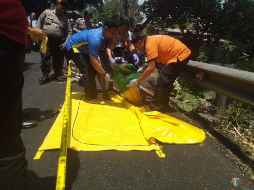 Proses evakuasi mayat yang dilakukan oleh tim identifikasi Polres Jombang. (Foto : Adi Rosul / JombangTIMES)