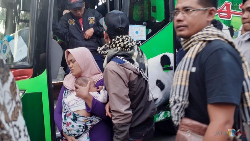 Pengungsi ketika tiba di Bakorwil Jatim, Kota Malang (Pipit Anggraeni/MalangTIMES).