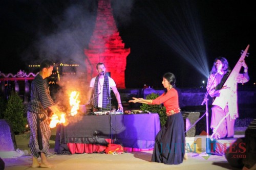 Pagelaran Purnama Seruling Penataran di Candi Penataran.(Foto : Aunur Rofiq/BlitarTIMES)