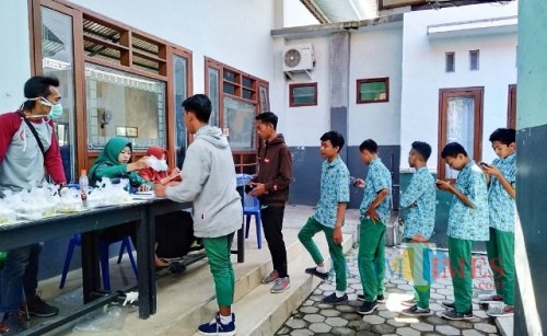 Pemeriksaan kesehatan, screening dan tes urine siswa SMK Muhammadiyah VI Rogojampi
