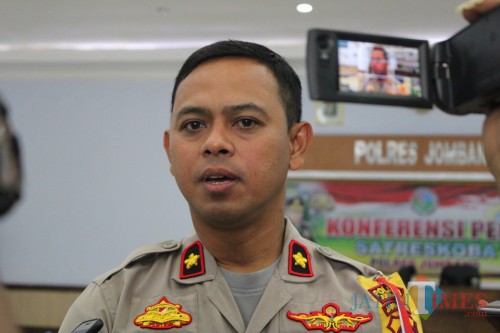 Wakapolres Jombang Kompol Budi Setiono saat diwawancarai. (Foto Adi Rosul / JombangTIMES)