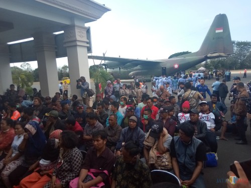 Warga Jatim yang pulang setelah terjadi kerusuhan di Wamena tiba di Lanud Abdulrahman Saleh (Anggara Sudiongko/MalangTIMES)