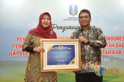 Wakil Wali Kota Kediri Lilik Muhibbah saat menerima penghargaan. (eko Arif s /JatimTimes)