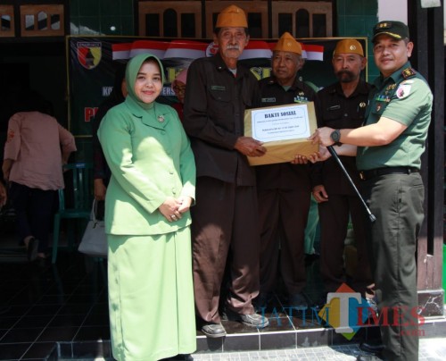 Dandim 0808/Blitar Letkol Inf Kris Bianto menyerahkan santunan kepada pejuang dan veteran.