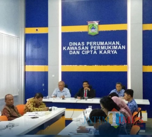 Kepala DPKPCK Kabupaten Malang Wahyu Hidayat (tengah) saat melakukan rapat pembahasan revisi Perda RTRW. (for MALANG TIMES)