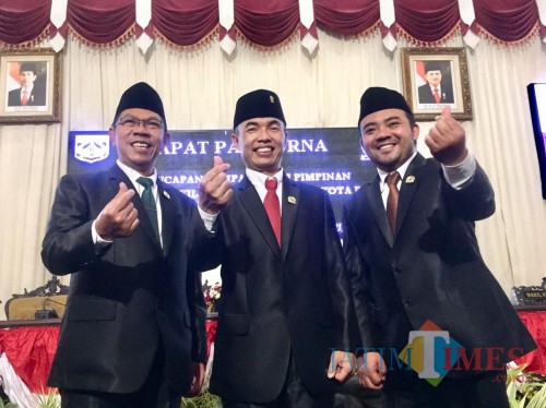 (Dari kiri ke kanan) Wakil Ketua I oleh Nurochman, Ketua DPRD Kota Batu Asmadi, dan Wakil Ketua II Heli Suyanto di gedung DPRD Kota Batu, Kamis (3/10/2019). (Foto: Irsya Richa/MalangTIMES)
