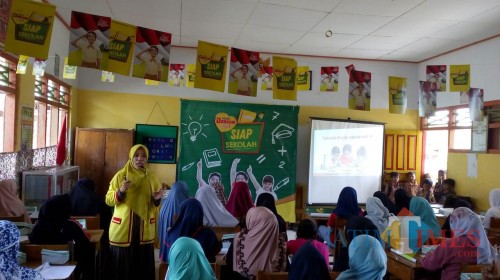 Penyampaian materi modul Semangat Raih Prestasi