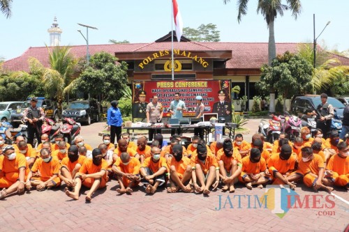 Ratusan tersangka pencurian saat sesi rilis Operasi Sikat Semeru 2019. (Foto : Humas Polres Malang for MalangTIMES)