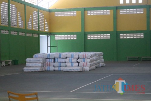 Sejumlah kain seragam tertumpuk di tennis indoor Jombang. (Foto : Adi Rosul / JombangTIMES)
