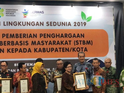 Sekda Kota Kediri Budwi Sunu saat menerima penghargaan di Jakarta. (ist)