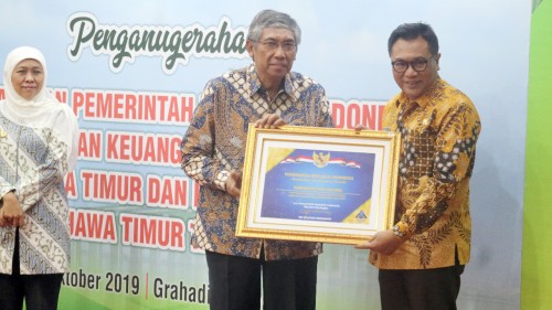 Wakil Wali Kota Malang Sofyan Edi Jarwoko (kanan) saat menerima penghargaan WTP LKPD dari Kementerian Keuangan (Humas Pemkot Malang for MalangTIMES).